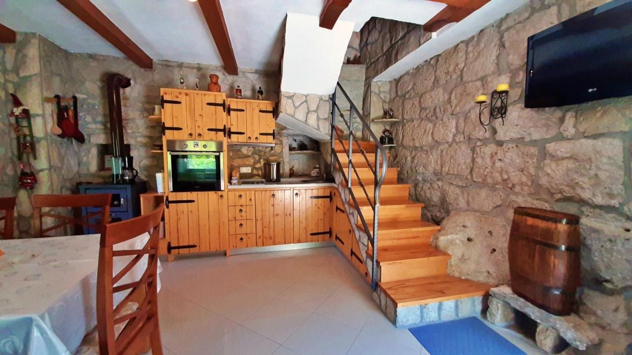 Holiday Home With A Private Pool Podspilje  المظهر الخارجي الصورة