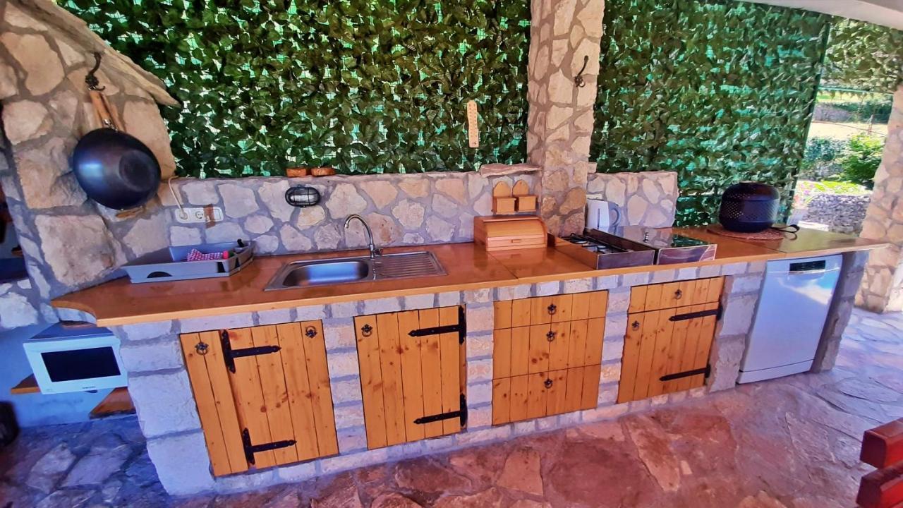 Holiday Home With A Private Pool Podspilje  المظهر الخارجي الصورة